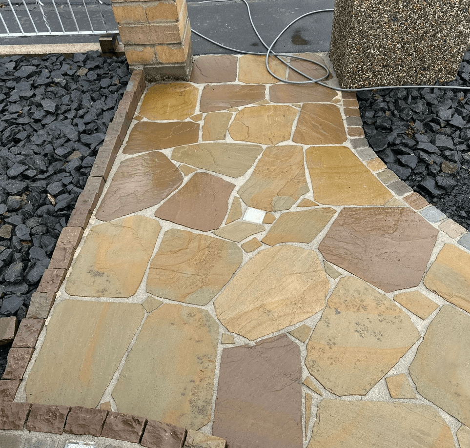 Referenz: Hochdruckreinigung an Fassade und Sockel